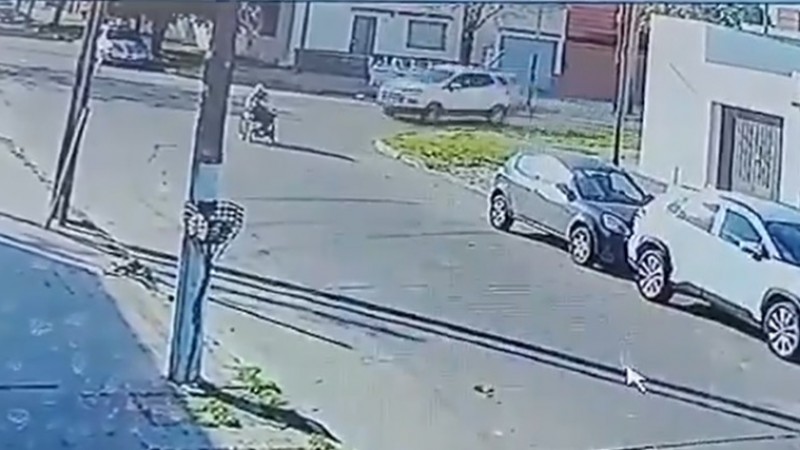 Video: atropellaron a un joven en silla de ruedas a quien debieron amputarle una pierna 