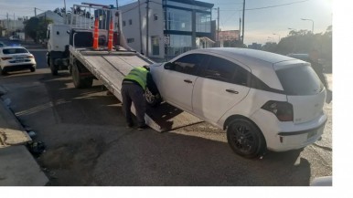 Conductor ebrio, se quedó dormido en el auto obstruyendo el tránsito