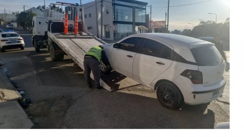 Conductor ebrio, se qued dormido en el auto obstruyendo el trnsito