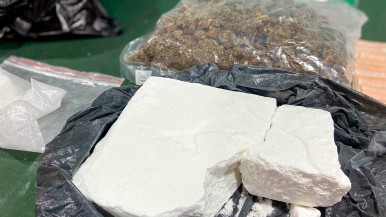 Cayó una banda que vendía droga en Punta Arenas: tenían casi un kilo de cocaína, 600 gramos de marihuana y cerca de tres millones en efectivo 