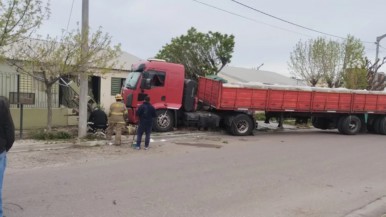 Llevaba cerámicos a Caleta Olivia, se pasó de largo en un acceso en Trelew, se bajó a preguntar y el camión se estampó contra dos casas