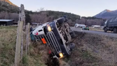 Camioneros argentinos mueren en Chile: uno volcó y el otro tuvo un infarto cuando quiso rescatarlo