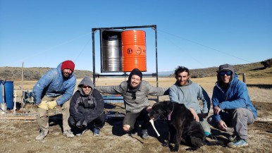 Investigadores crearon un aerogenerador, lo instalaron en Santa Cruz y permitirá producir alimentos