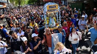 Masiva peregrinación a Lujan: miles de personas caminan los 63 kilómetros rumbo a la Basílica entre promesas, agradecimientos y pedidos  