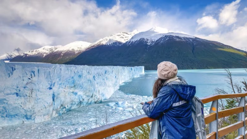 Una turista en el glaciar Perito Moreno. Foto: turismo El Calafate. 