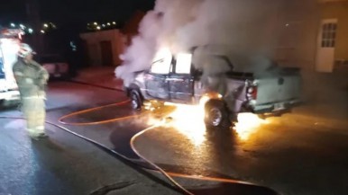 Nuevo ataque en la Patagonia: le prendieron fuego la camioneta del hijo que estaba estacionada frente a su casa  