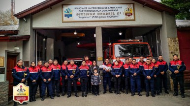 Lo asesinó un delincuente en Río Gallegos hace 30 años y hoy el Cuartel de Bomberos de El Calafate lleva su nombre: el homenaje al sargento Riquelme