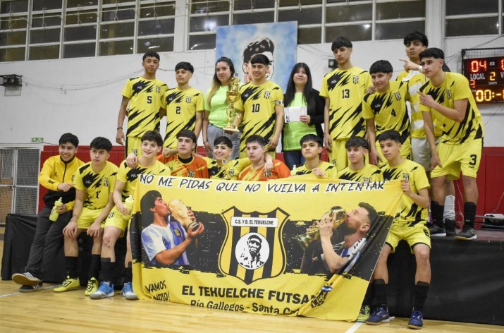 Talleres Azul en Sub 15 y Tehuelche en Sub 17 se consagraron campeones en la Liga Municipal de Futsal Juvenil