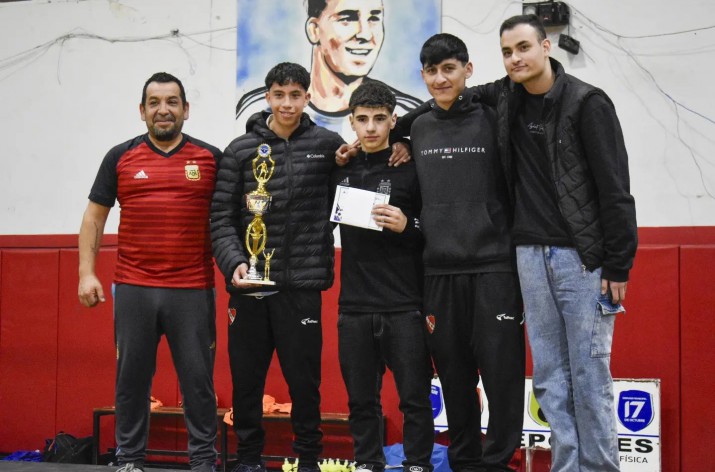 Talleres Azul en Sub 15 y Tehuelche en Sub 17 se consagraron campeones en la Liga Municipal de Futsal Juvenil