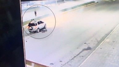 Video en Río Gallegos: embistió a un chico que iba en bicicleta que quedó debajo del vehículo, lo arrastró, huyó y no lo mató de milagro