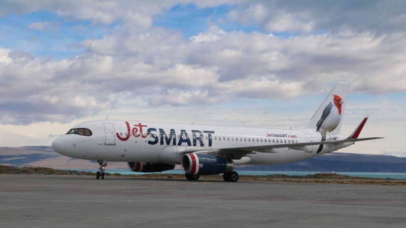 El avin de JetSmart en el aeropuerto de El Calafate. 