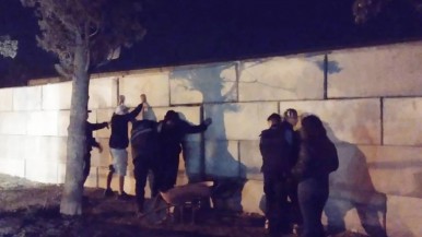 Insólito hecho en la Patagonia: llevó a sus hijos de 14 y 16 a robar con él y los atraparon saltando un paredón de dos metros  