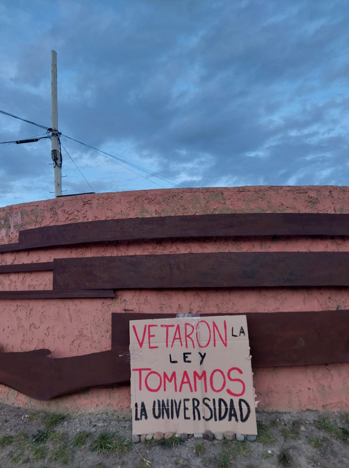 La UNPA de Ro Gallegos permanecer tomada este mircoles a la espera de la votacin por el veto a la Ley de Financiamiento Universitario 