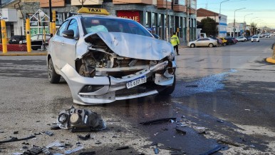 Impactante choque en plena zona céntrica de la ciudad, con un conductor de taxi lesionado