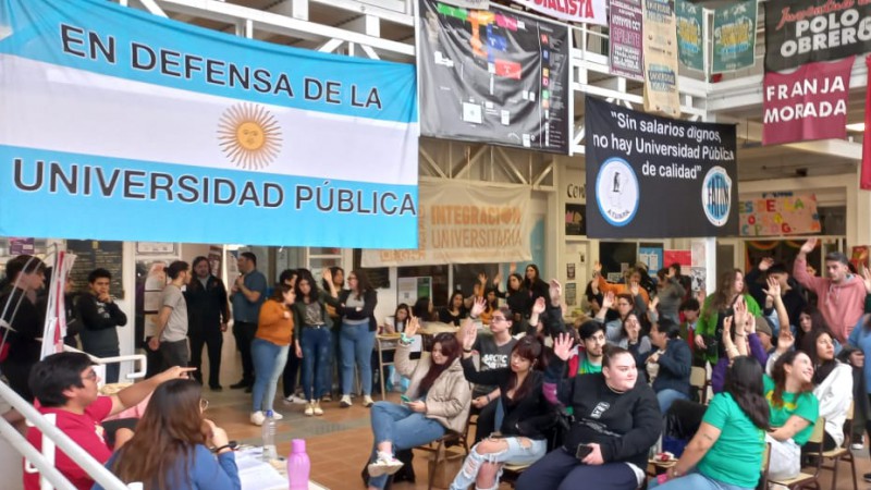 "El PRO y la UCR mostraron que son la verdadera casta porque no puede ser que a minutos de comenzar la sesin, nos e tenga claridad delo que va pasar", indic Saavedra