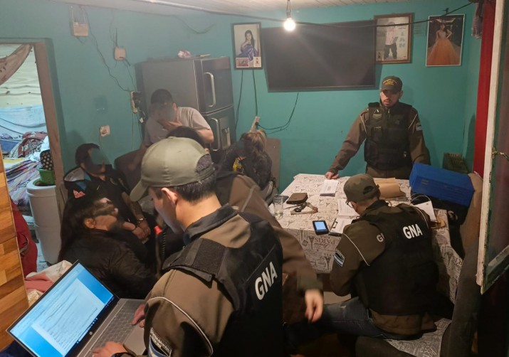 En Ro Gallegos detuvieron a la "condesa blanca", una mujer jefa narco: hubo 16 allanamientos,  18 implicados, con mil dosis de cocana, millones de pesos y dlares