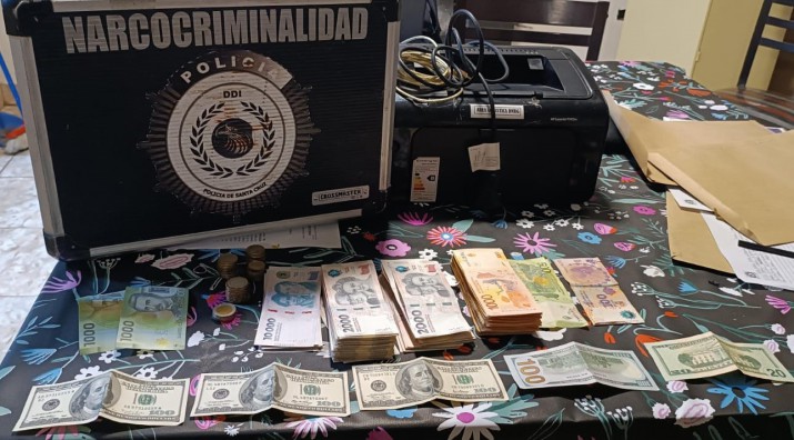 En Ro Gallegos detuvieron a la "condesa blanca", una mujer jefa narco: hubo 16 allanamientos,  18 implicados, con mil dosis de cocana, millones de pesos y dlares