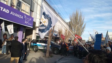 Vallado y la presencia de la Federal: manifestantes llegaron al local de La Libertad Avanza en Río Gallegos que es inaugurado por Martín Menem  