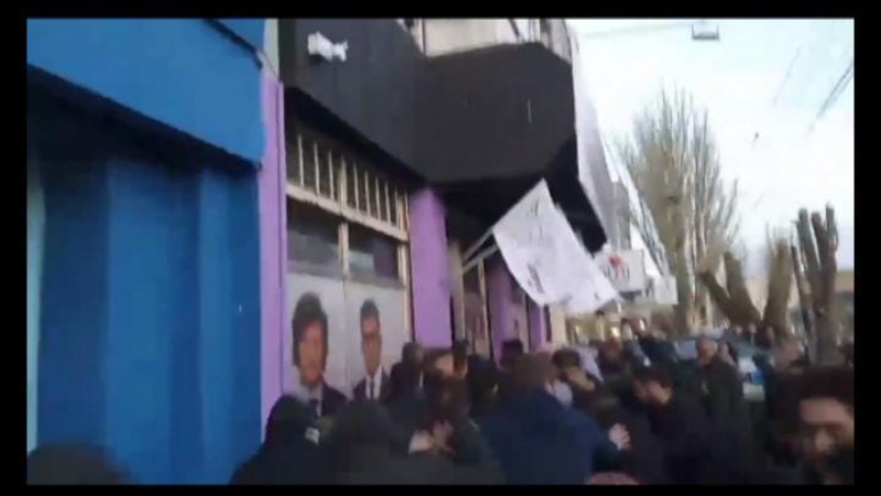 Video: el escrache y abucheo a Martn Menem en su llegada al local de La Libertad Avanza en Ro Gallegos 