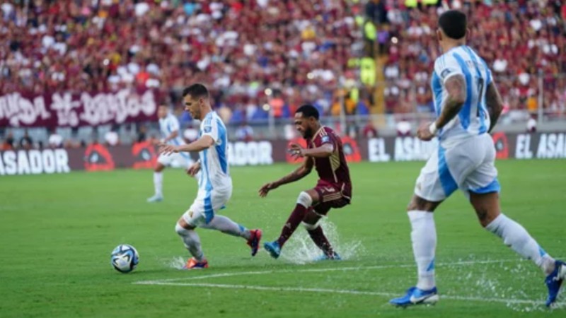 El agua acumulada en la cancha impidi el juego en Argentina vs. Venezuela.