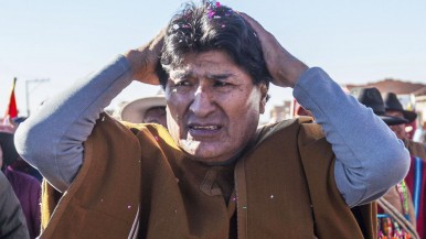 El expresidente de Bolivia Evo Morales se atrincheró en su feudo cocalero para evitar el arresto y se declaró "perseguido político" 