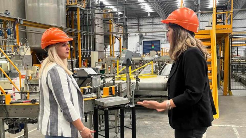 La Secretaria de Construccin y Ordenamiento Territorial, Natalia Quiroz, visit empresa de pinturas y de materiales para la construccin