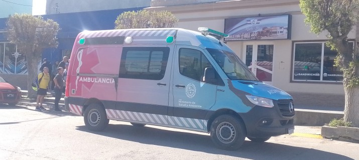 La ambulancia en la puerta del club Ferro. Foto: Alberto Quintanal.&nbsp;