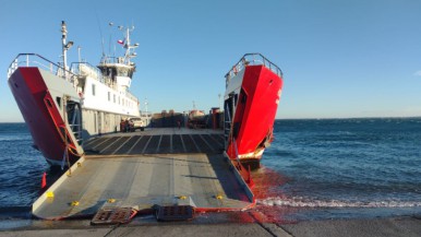 Por los fuertes vientos:  después de varias horas se reanudó el cruce por barcaza en Primera Angostura