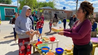 "Para muchas familias, esta es la única comida del día": el fuerte impacto en los niños del mayor salto de la pobreza en Argentina en 20 años