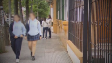 Un adolescente vendió imágenes de sus compañeras desnudas que fueron creadas por inteligencia artificial: allanaron su casa