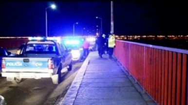 Policías rescatan a un joven que intentaba arrojarse de un puente