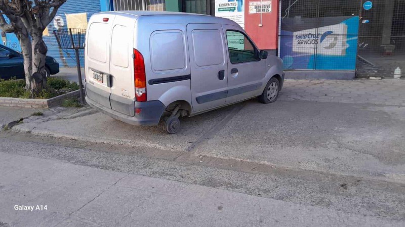 El vecino tena una rueda menos