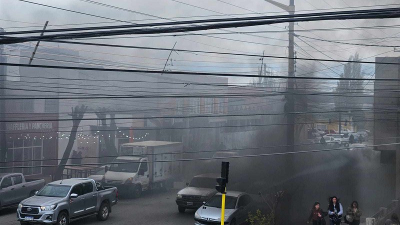 Una enorme nube de humo por quema de cubiertas cubri la cuadra. 