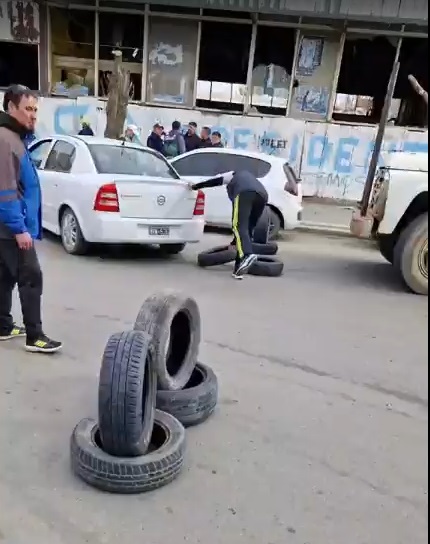 Quema de cubiertas en calle Perito Moreno, afuera de Trabajo.&nbsp;