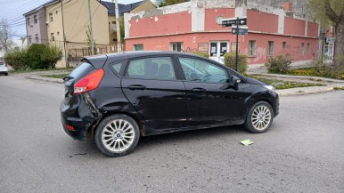 Río Gallegos: chocaron en Don Bosco y Salta, un vehículo se dio a la fuga y la otra conductora fue hospitalizada  