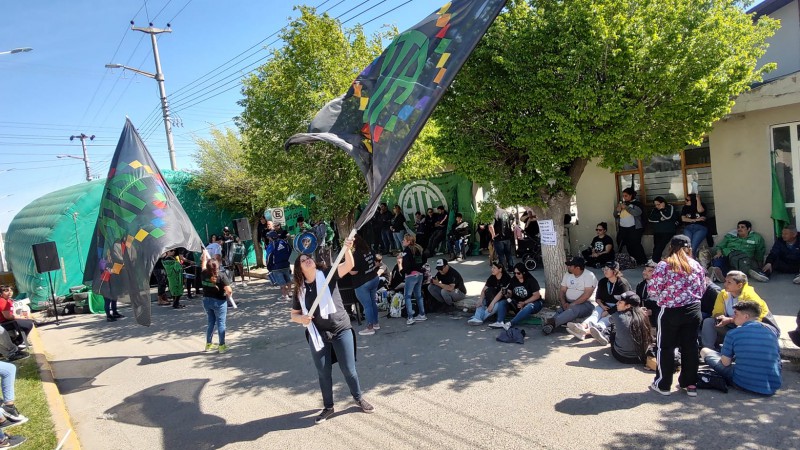 Conflicto municipal en Santa Cruz: piden reapertura de paritarias, con trabajadores de altas categoras que ganan solo $400.000