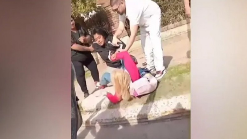 El video de la brutal golpiza a una docente por parte de una madre