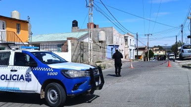 Violencia armada en Santa Cruz: vecinos escucharon disparos por la noche y hay un auto con impactos de bala