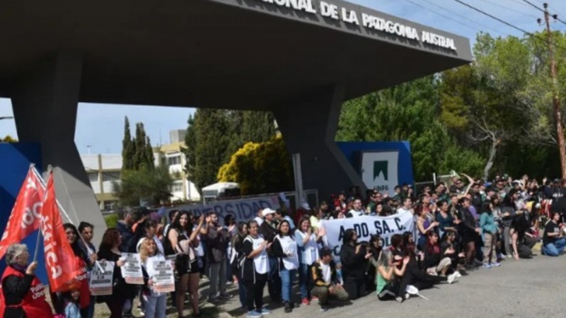 Abrazo a la UNPA de Caleta Olivia: masivo respaldo a estudiantes que toman edificio universitario