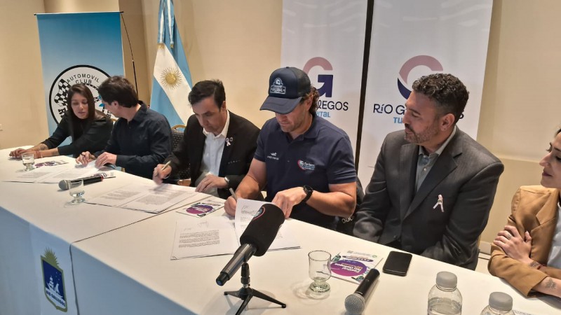 Momento de la firma dle convenio entre APAT y la municipalidad de Ro Gallegos. 