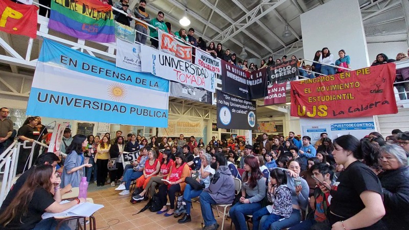 Gremio docente ADIUNPA denuncia que militantes Libertarios quisieron "romper la asamblea" universitaria y que amenazaron a una estudiante 