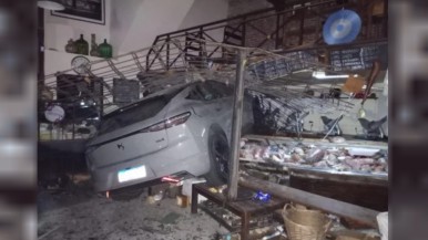 Increíble accidente: perdió el control del auto y terminó incrustado en un comercio 