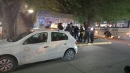 Santa Cruz: cinco jóvenes escaparon de un control policial, dos se subieron a un taxi, los detuvieron y les encontraron un cuchillo