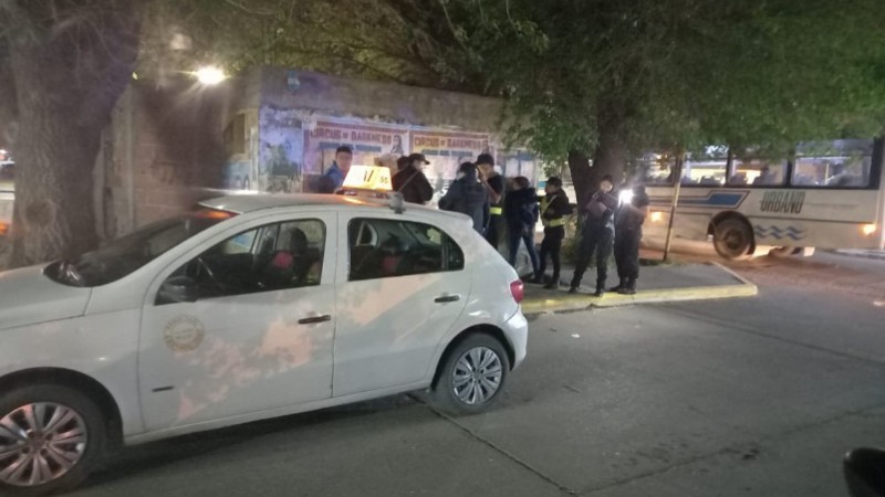 Santa Cruz: cinco jvenes escaparon de un control policial, dos se subieron a un taxi, los detuvieron y les encontraron un cuchillo