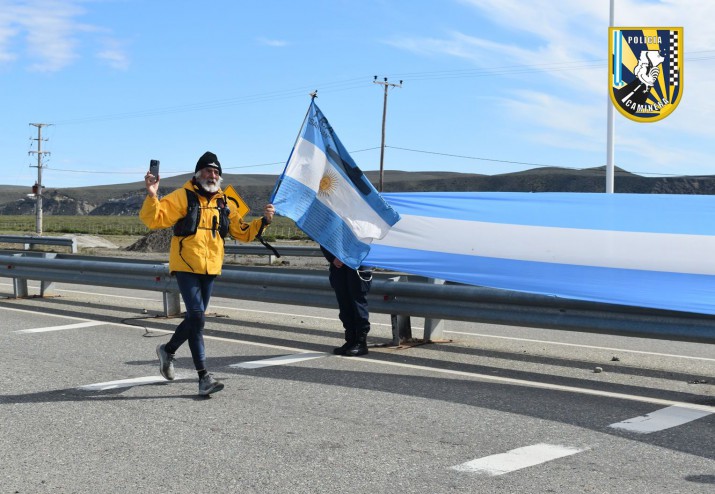 Pas por Ro Gallegos: un Capitn de navo y una travesa en homenaje  a los 44 tripulantes del ARA San Juan