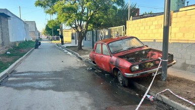 Córdoba: buscan al vecino que mató a tiros a una mujer tras quemar su auto