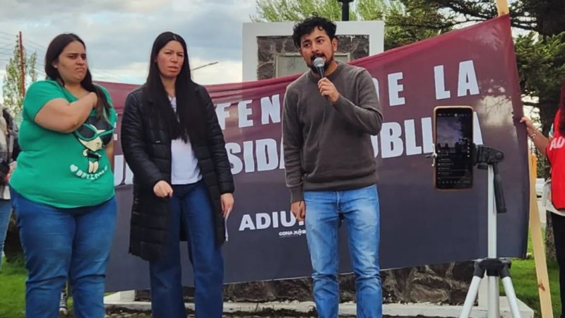 Realizaron clase pblica en el centro de Piedra Buena en defensa de la Universidad 