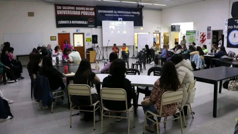 En defensa la Universidad: se realiz la clase pblica "Dispersos, pero no distantes" en Puerto San Julin 