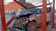 Santa Cruz: chocó contra un auto estacionado y se metió dentro de un comercio 