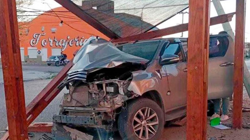 Camioneta Toyota se llev por delante un comercio. (Foto Premisa)